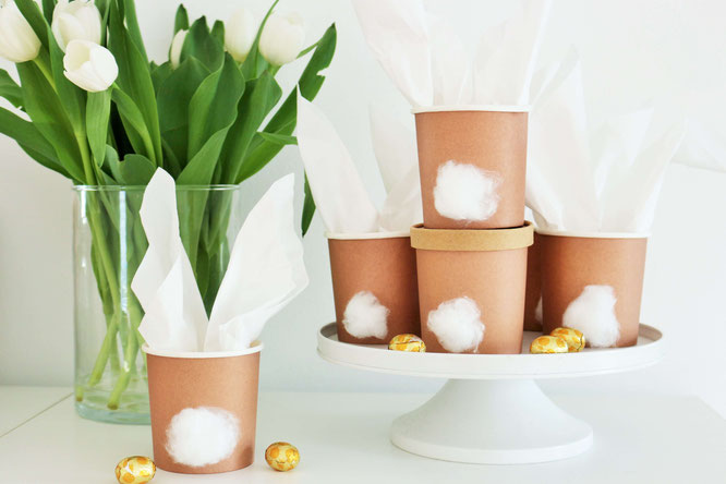 Bild: DIY Ostergeschenk aus Pappbechern, eine schnelle Geschenkidee zum selber machen für Ostern aus Pappbechern, Watte und Servietten von Partystories.de