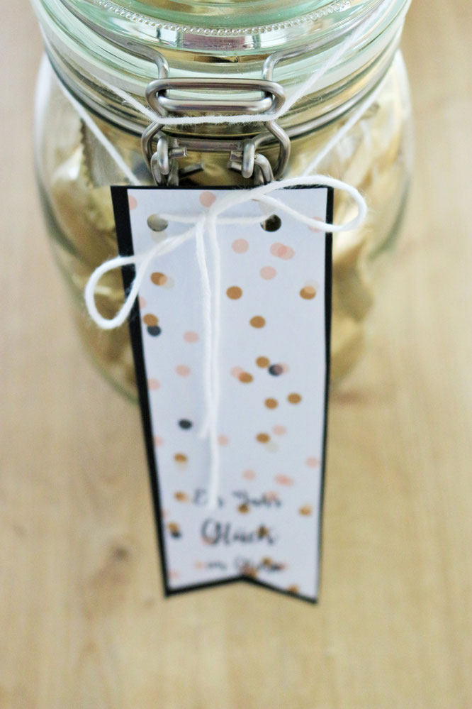 Bild: DIY Geschenkidee zum Geburtstag oder als Gastgeschenk für Silvester, ein Jahr Glück im Glas, Glückskekse schön verpacken, gefunden auf Partystories.de