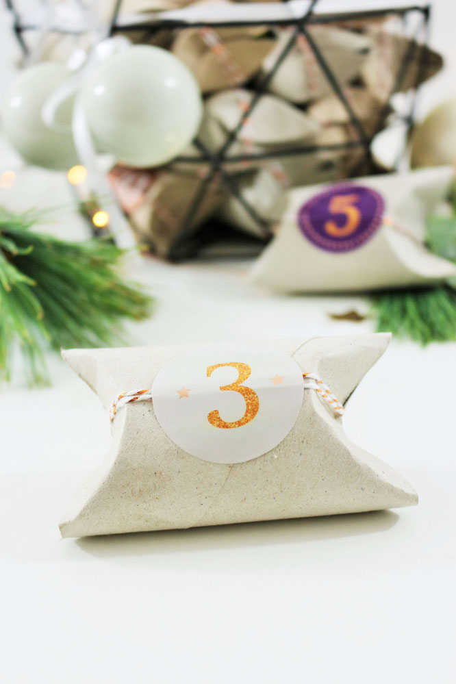 Bild: DIY Upcycling und zero waste Adventskalender gestalten – mit dieser Anleitung ganz einfach, günstig und schnell einen DIY Adventskalender aus Papierrollen selber machen // gefunden auf www.partystories.de // #diyadventskalender #upcycling #zerowaste