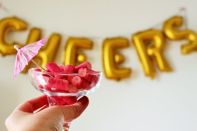 Bild: Viele Ideen für eine Flamingoparty in gold und pink mit Deko, Rezepten für Partyfood und einfachen DIY's, gefunden auf Partystories.de