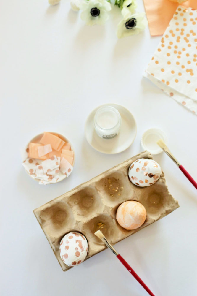 • Bild: DIY Dekoration für Ostern – Ostereier mit Servietten und Blattgold basteln, die Alternative zum Ostereier bemalen; Ideen und Anleitung gefunden auf www.partystories.de