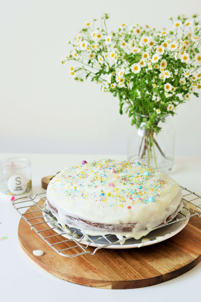 Bild: Funfetti Ruehrkuchen Rezept // So einfach einen bunten Kuchen mit Streuseln backen – perfekt zur Einschulung, den Kindergeburtstag, oder eine bunte Funfetti-Konfetti Party // Rezept & Fotos vom Kreativblog Partystories.de Düsseldorf // #Kuchenrezept