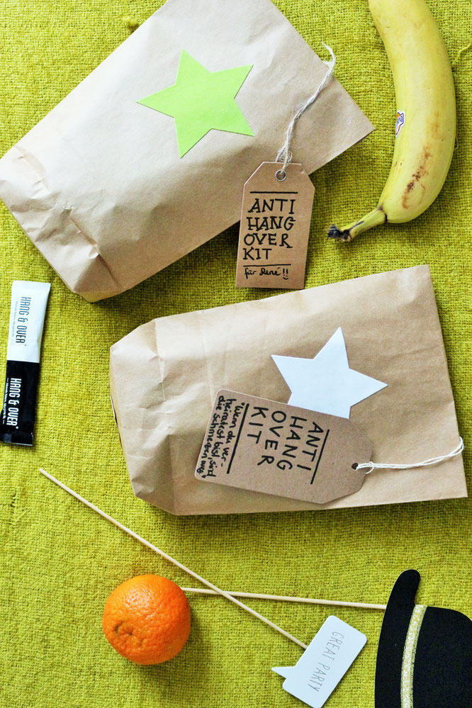 Bild: Feiern ohne Katerstimmung - DIY Geschenk Anti Hangover Kit, eine schnelle Geschenkidee zum JGA, der Hochzeit, an Silvester oder als Gastgeschenk zum selber machen, gefunden auf www.Partystories.de