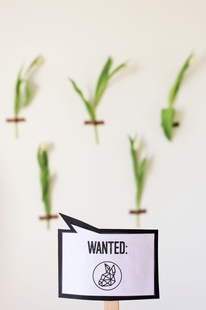 Bild: DIY Deko für Ostern ganz schnell selber machen - mit Tulpen Dekoration als Backdrop und DIY Photoprops als Freebie von Partystories.de