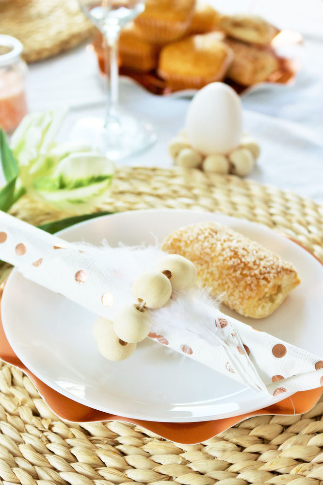 Bild: DIY Serviettenringe und Eierbecher mit Holzkugeln - mit dieser Anleitung schöne Serviettenringe und Eierbecher aus Holzperlen als Tischdeko einfach selber machen; Anleitung und Ideen von www.partystories.de