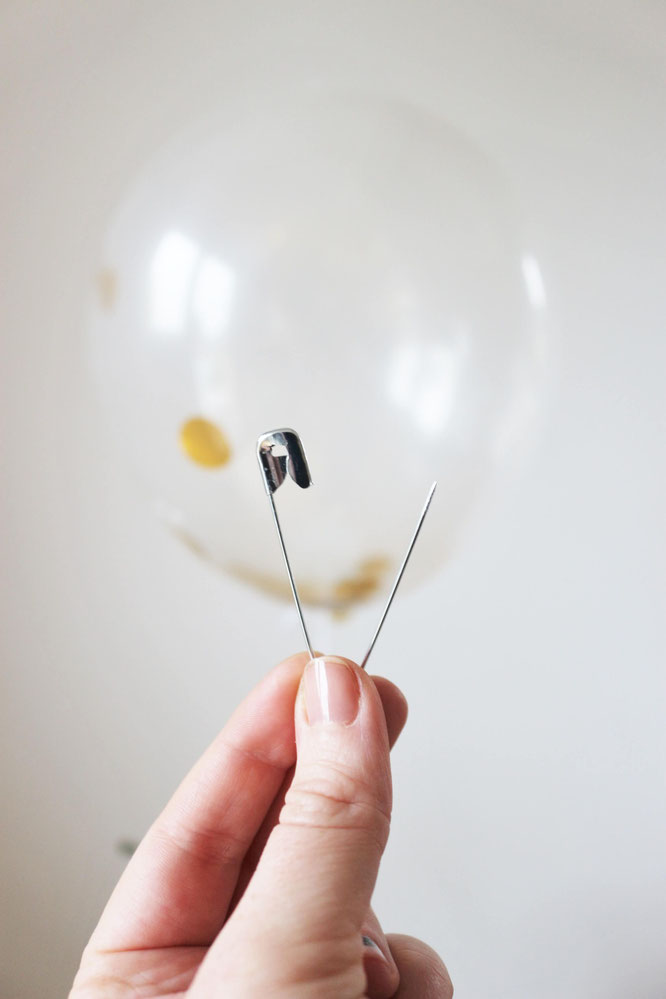 Bild: Botschaften im Konfetti-Luftballon verstecken, um Schwangerschaft zu verkünden, die Trauzeugin/Brautjungfern zu fragen, für Einladungen uvm. - einfach Freebie Botschaften ausdrucken und im Luftballon verstecken; gefunden auf www.partystories.de