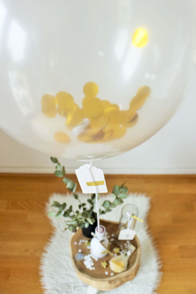 Bild: Botschaften im Konfetti-Luftballon verstecken, um Schwangerschaft zu verkünden, die Trauzeugin/Brautjungfern zu fragen, für Einladungen uvm. - einfach Freebie Botschaften ausdrucken und im Luftballon verstecken; gefunden auf www.partystories.de