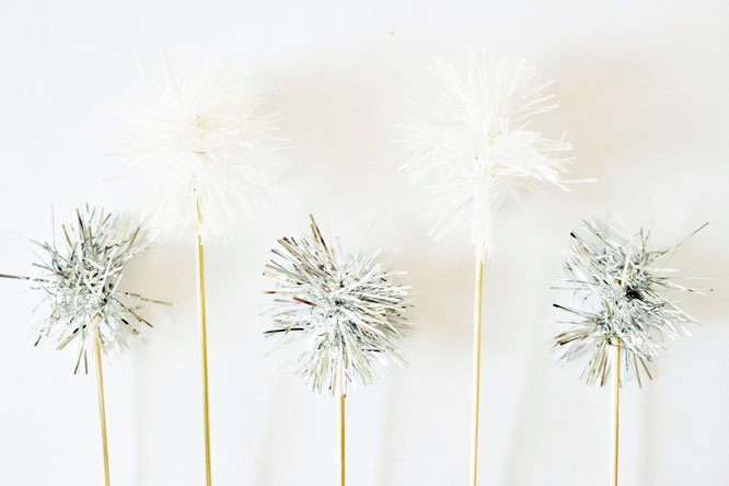 Bild: DIY Silvester Deko Idee mit Lametta: Mit dieser Anleitung kreative Topper für Food und Kuchen oder Cocktailstäbchen aus Lametta selber machen // gefunden auf www.partystories.de // #silvester #diydeko #lametta #caketopper #drinkstirrer #cocktails