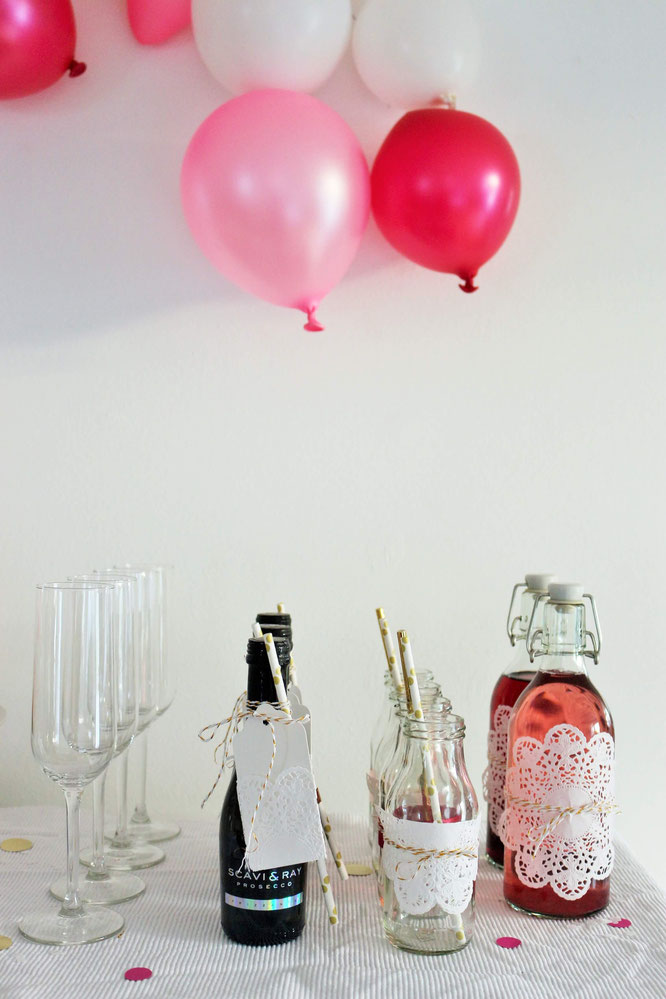 Bild: DIY Deko Ideen für die Party und die Hochzeit mit Tortenspitze - so einfach kannst Du Tischedeko, Vasen, Flaschen und Gläser mit Tortenspitze und Seidenbändern schön machen; gefunden auf www.partystories.de