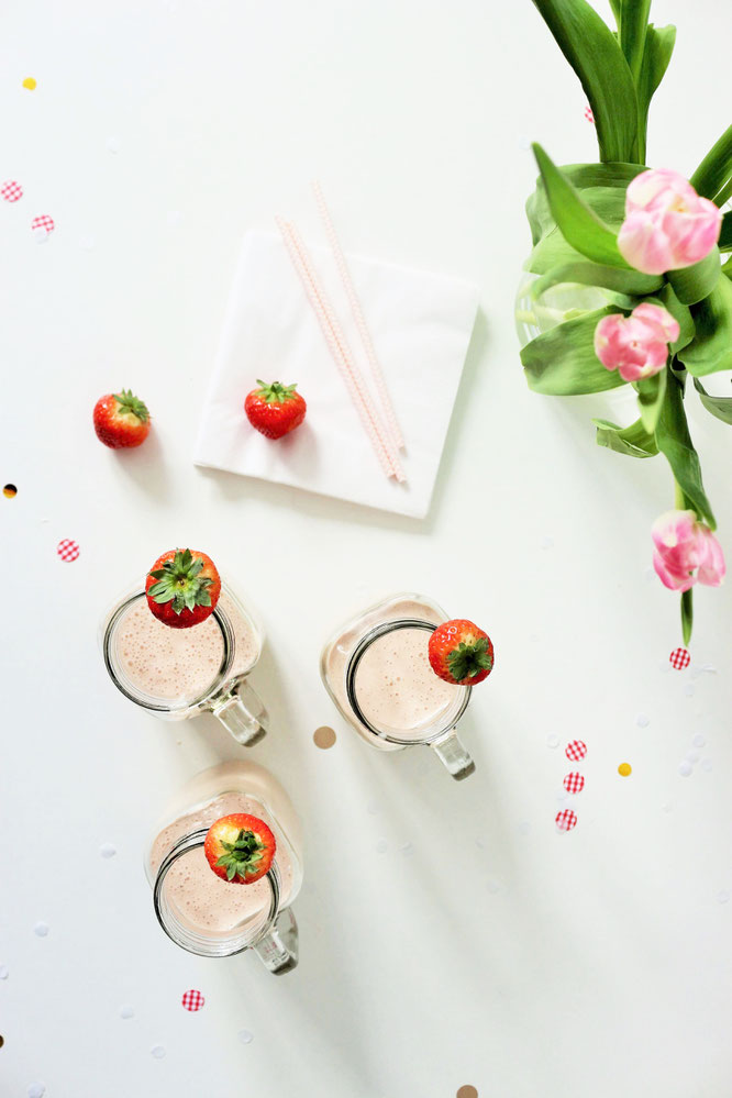 Bild: Gesunder Smoothie-Milkshake mit Erdbeeren, Bananen und Joghurt – mit diesem Rezept ganz einfach leckere Shakes für die Party und jeden Anlass zum feiern mixen // gefunden auf dem DIY-, Kreativ- und Foodblog www.partystories.de // #Erdbeerrezept