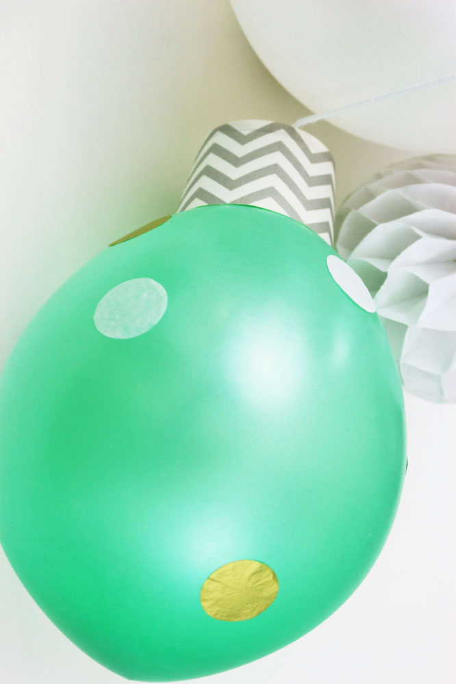 Bild: Weihnachtsdekoration aus Luftballons ganz einfach selber machen - mit Luftballons, Muffinförchen oder Pappbechern und Konfetti, schöne Deko für Weihnachten oder die Silvesterparty!