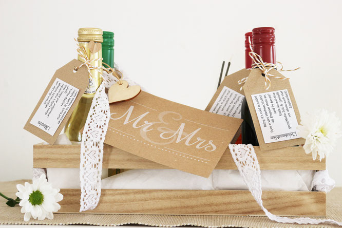 Bild: Cheers to Mr. & Mrs - ein DIY Geschenk zur Hochzeit mit Wein. Denn Wein verschenken ist ganz einfach, mit gratis Freebie/Printable für Weinetiketten und Weinanhänger von www.partystories.de