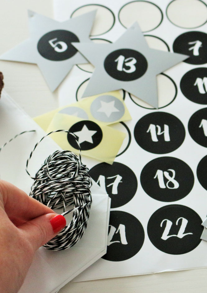 Bild: Diese DIY Adventskalender Idee für ihn mit Freebie Gutscheinen zum Ausdrucken und Verschenken, Adventskalender ganz schnell und einfach selber basteln; gefunden auf www.partystories.de mit Bastelutensilien von www.miomodo.de