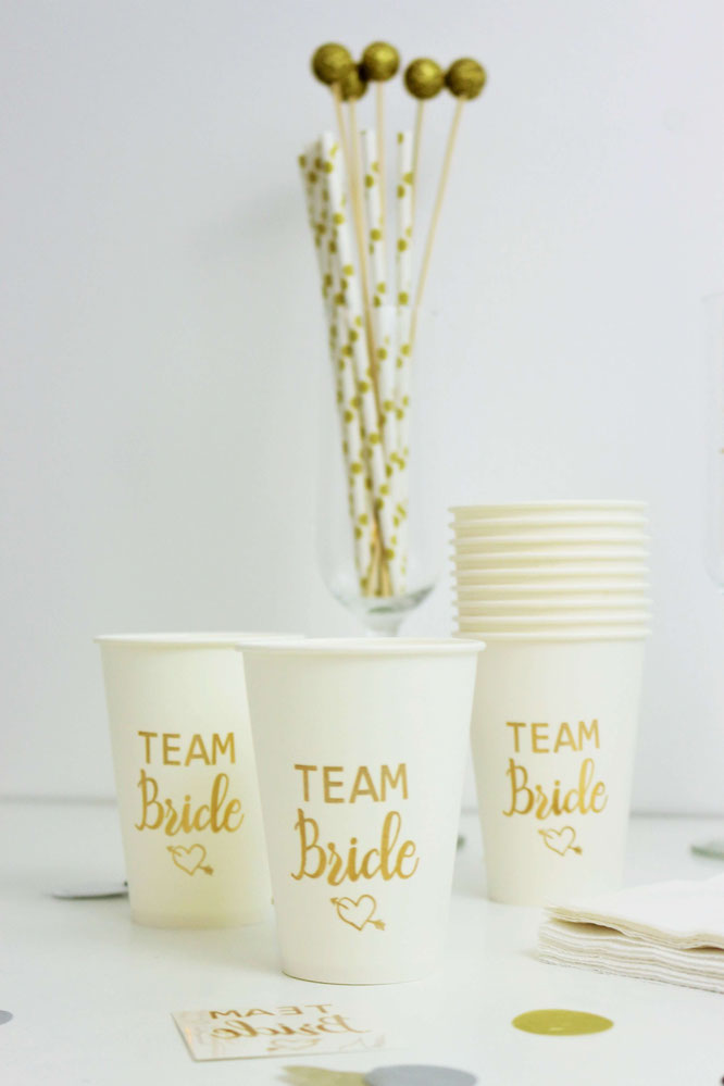 Bild: DIY Deko Idee für den JGA und die Brautparty - so einfach Gläser und Becher mit temporären Tattoos wie „Team Bride“ individuell gestalten // gefunden auf www.partystories.de // #teambraut #teambride #jga #Brautparty #bridalparty #diydeko