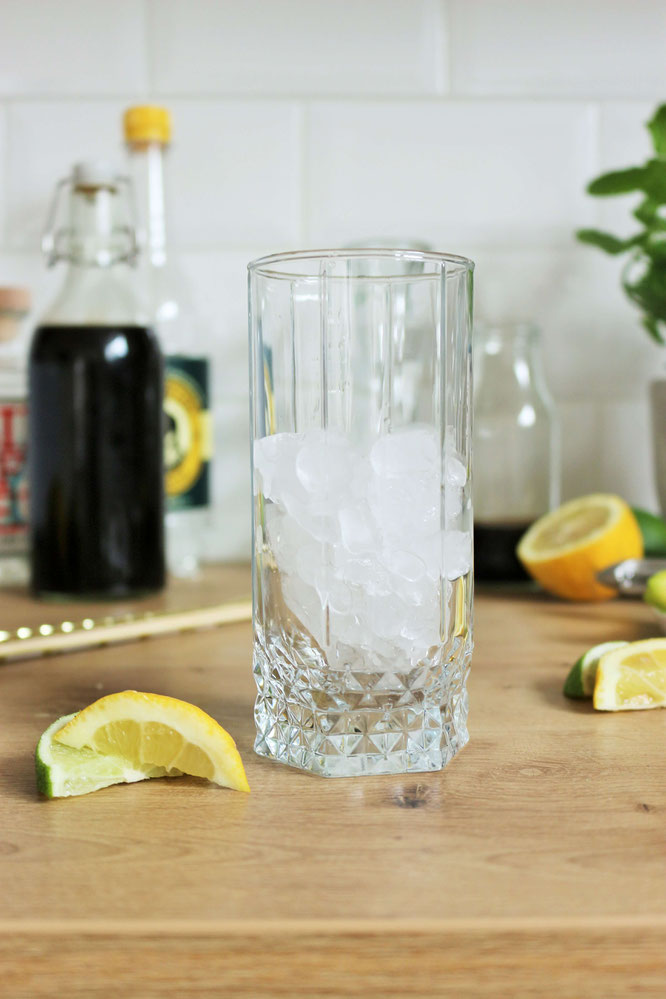 Bild: Gin-Tonic-Kaffee Cocktail Rezept – Gin-Tonic einfach mal anders, mit kaltem Kaffee, servieren. Das Trendgetränk als cold brew Coffee Cocktail, perfekt für jede Party! // Rezept und Anleitung von partystories.de // #gintonic #coldbrew #coffeecocktail