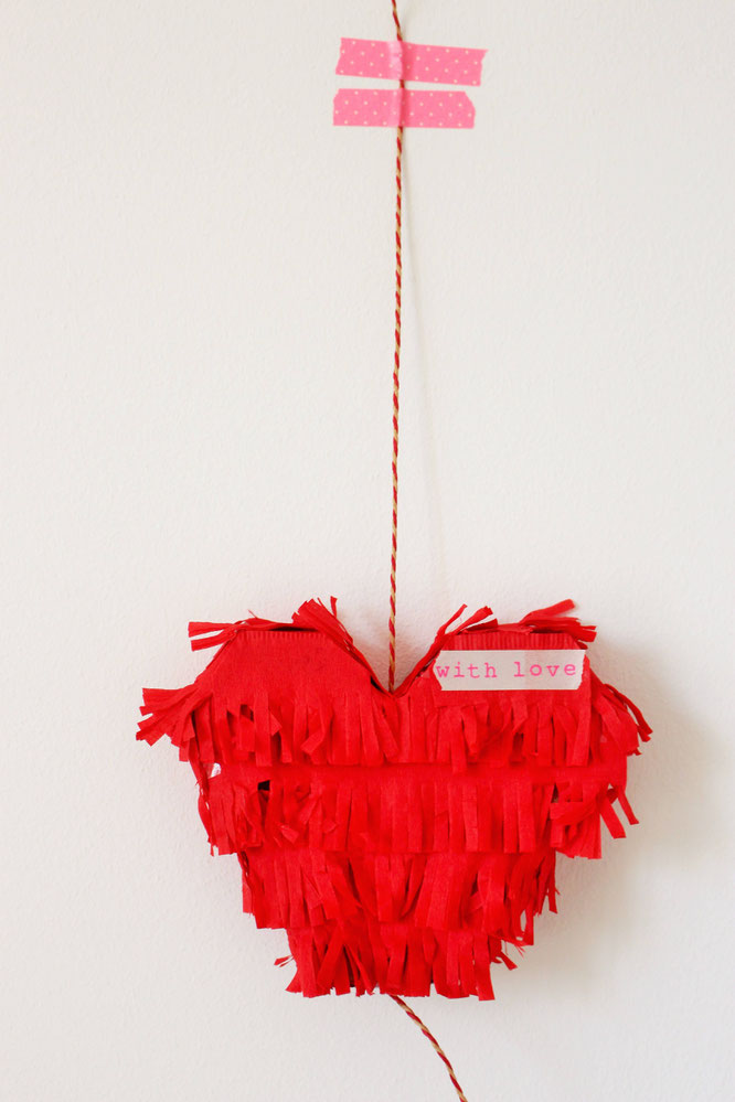 Bild: DIY HERZ PINATA // Eine DIY Herz Pinata als kreative Idee für Party Deko oder Geschenk Idee zum Valentinstag oder eine Hochzeit mit dieser Anleitung und Bastelvorlage einfach selber machen; gefunden auf www.partystories.de
