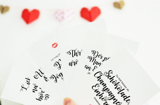 Bild: DIY Geschenk Idee zum Valentinstag für Sie und Ihn, die Freundin, Mutter, Vater oder Kollegen. Hier gibt's kreative Freebie Karten und Poster als Bastelvorlage zum runterladen, ausdrucken und verschenken; www.partystories.de