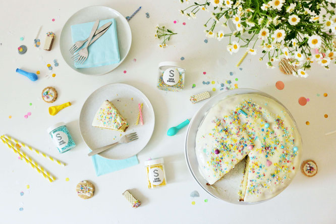 Bild: Funfetti Ruehrkuchen Rezept // So einfach einen bunten Kuchen mit Streuseln backen – perfekt zur Einschulung, den Kindergeburtstag, oder eine bunte Funfetti-Konfetti Party // Rezept & Fotos vom Kreativblog Partystories.de Düsseldorf // #Kuchenrezept