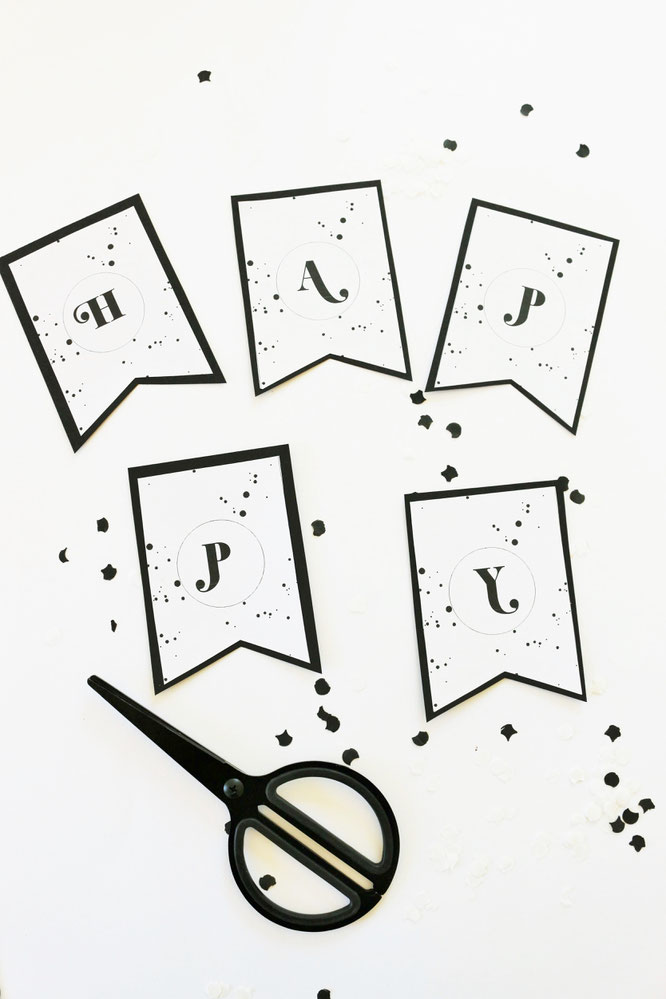 Bild: DIY Halloween Party Deko Ideen: Mit dieser Freebie Bastelvorlage Girlanden als Dekoration für Halloween & die Halloween Party einfach aus Papier selber machen! // Bastelvorlage & Anleitung von partystories.de // #halloween #halloweenparty #diydeko