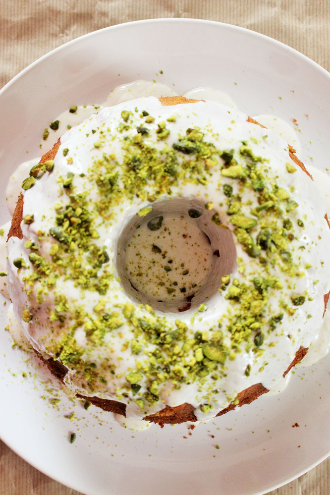 Bild: Einfaches Rezept für einen Eierlikör-Gugelhupf, ein schneller Kuchen für Ostern, im Frühling oder als Sommerkuchen, von www.partystories.de