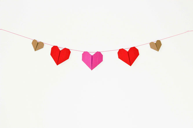 Bild: DIY Origami Herzen zum Valentinstag oder die Hochzeit selber basteln, einfache Origami Herzen mit dieser Anleitung falten, inklusive Bastelvorlage für Origami Herzen; gefunden auf www.Partystories.de