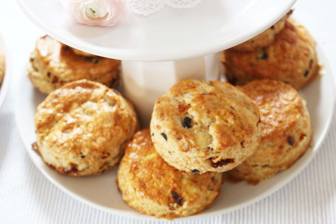 Bild: Einfaches rezept für herzhafte Scones - leckere herzhafte Scones für einen Brunch oder die Tea Party mit getrockneten Tomaten, Oliven und Schafskäse ganz einfach selber backen; gefunden auf www.partystories.de