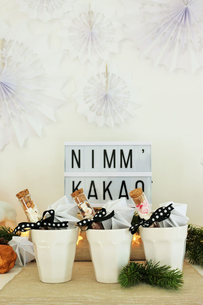 Bild: last-minute Weihnachtsgeschenk zum selber machen: gepimpter Kakao im Glas, auch als Idee für die Weihnachtsparty, gefunden auf Partystories.de