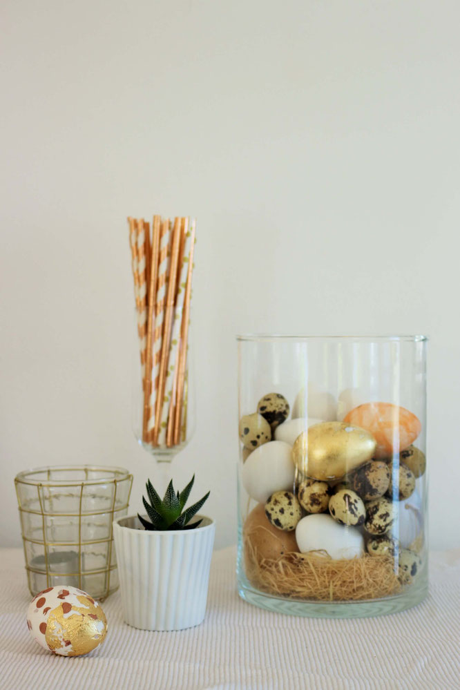 • Bild: DIY Dekoration für Ostern – Ostereier mit Servietten und Blattgold basteln, die Alternative zum Ostereier bemalen; Ideen und Anleitung gefunden auf www.partystories.de