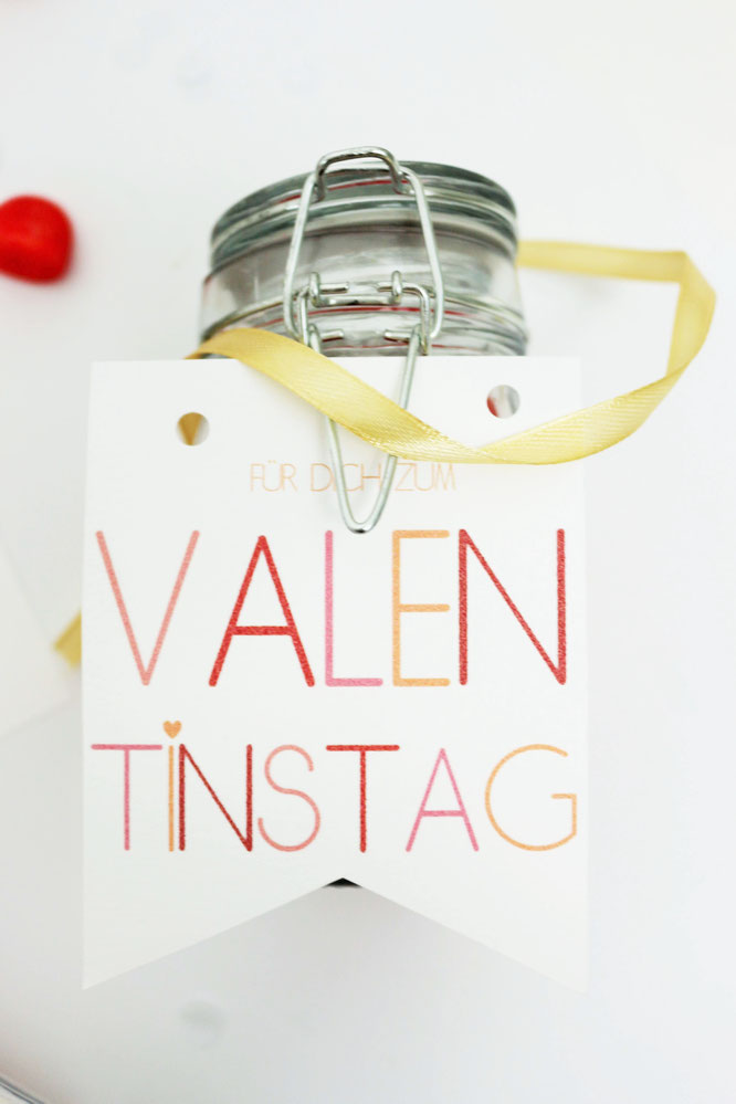 Bild: DIY Geschenkanhaenger Valentinstag – mit dieser kostenlosen Bastelvorlage schöne Geschenkanhänger zum Valentinstag für sie und ihn und dem Galentinesday ausdrucken // gefunden auf partystories.de // #Valentinstag #DIYgeschenk #selberbasteln