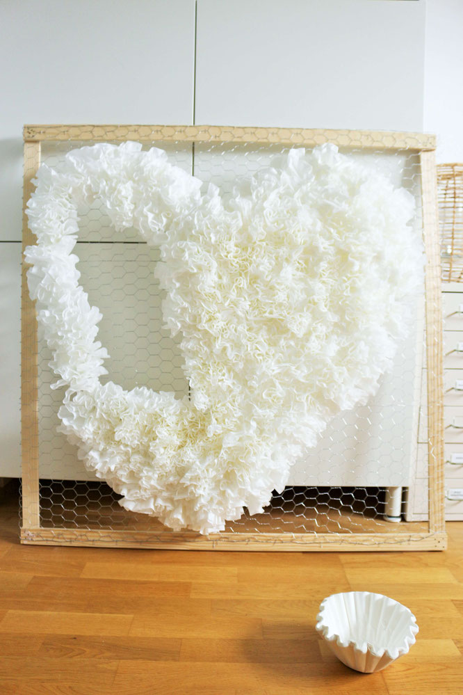 Bild: DIY Deko Backdrop für die Party oder Hochzeit – mit dieser Anleitung ganz einfach eine Upcycling Dekoration aus alten Kaffeefiltern selber basteln // gefunden auf dem Partystyling Blog Partystories.de // #diydeko #Kaffee #partydeko #hochzeitsdeko