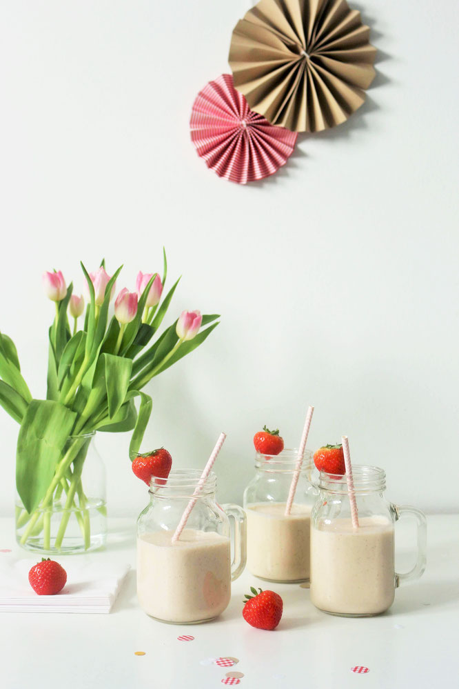 Bild: Gesunder Smoothie-Milkshake mit Erdbeeren, Bananen und Joghurt – mit diesem Rezept ganz einfach leckere Shakes für die Party und jeden Anlass zum feiern mixen // gefunden auf dem DIY-, Kreativ- und Foodblog www.partystories.de // #Erdbeerrezept