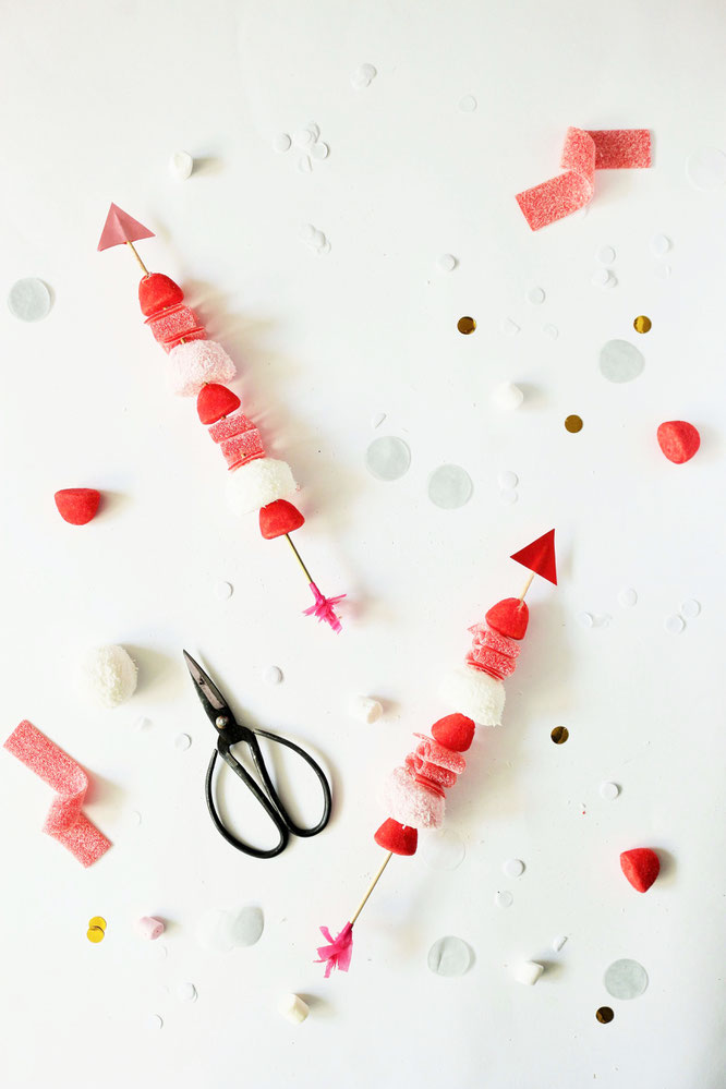 Bild: Süßigkeiten als Geschenkidee selber machen – mit dieser Anleitung Süßigkeiten Spieße zum Valentinstag verschenken; gefunden auf dem DIY Deko & Partystleing Blog Partystories.de // #Valentinstag #DIYgeschenk #LoveisSweet