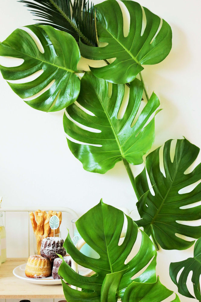 Bild: DIY Greenery und urban Jungle Deko Ideen für die Party und Hochzeit; mit Freebie Bastelvorlage für Monstera Party Deko Printables; gefunden auf www.partystories.de