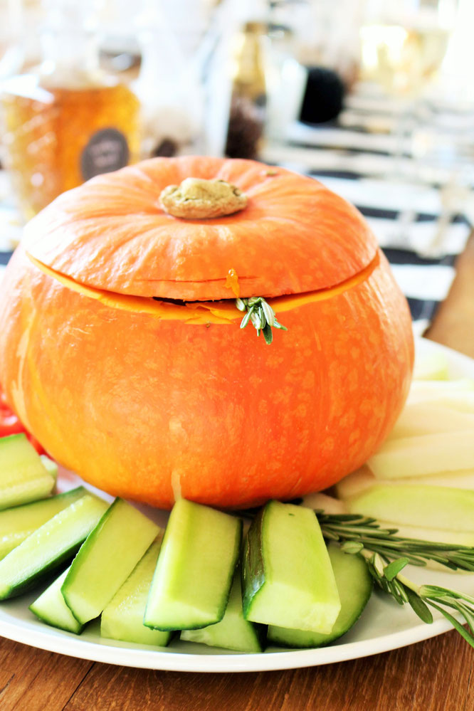 Bild: Rohkostplatte als Partyfood mit Dip aus dem Kürbis - leckeres und einfaches Rezept für den Herbst und Halloween; gefunden auf www.Partystories.de