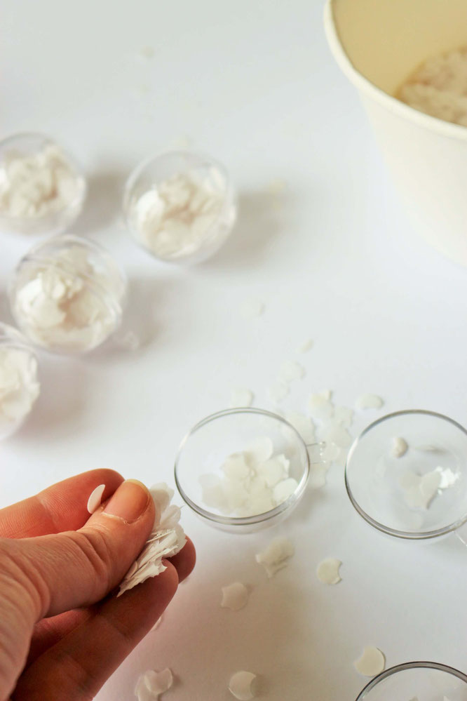 Bild: DIY Konfetti Deko Ideen: als Geschenkanhänger oder Weihnachts-Dekoration zum selber machen aus Acrylglas-Kugeln, die Du einfach selbst befüllen kannst; gefunden auf www.partystories.de