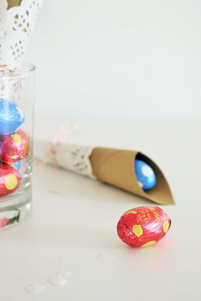 Bild: Geschenkverpackung als Ostertüte einfach selber machen - Mit dieser Anleitung schöne Verpackungen aus Papier und Tortenspitze für Ostern basteln; gefunden auf www.partystories.de