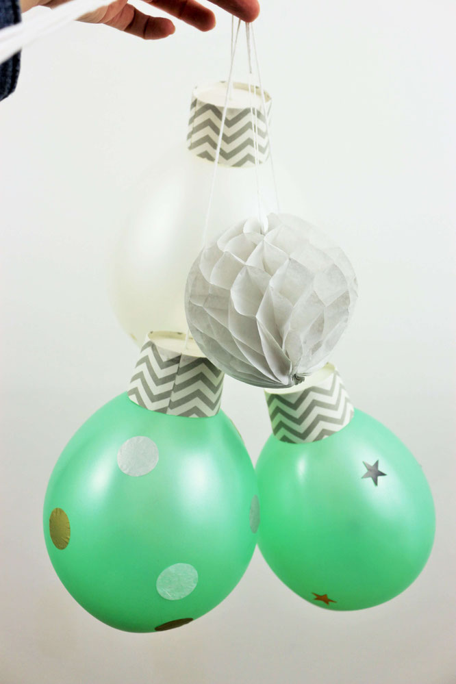 Bild: Weihnachtsdekoration aus Luftballons ganz einfach selber machen - mit Luftballons, Muffinförchen oder Pappbechern und Konfetti, schöne Deko für Weihnachten oder die Silvesterparty!
