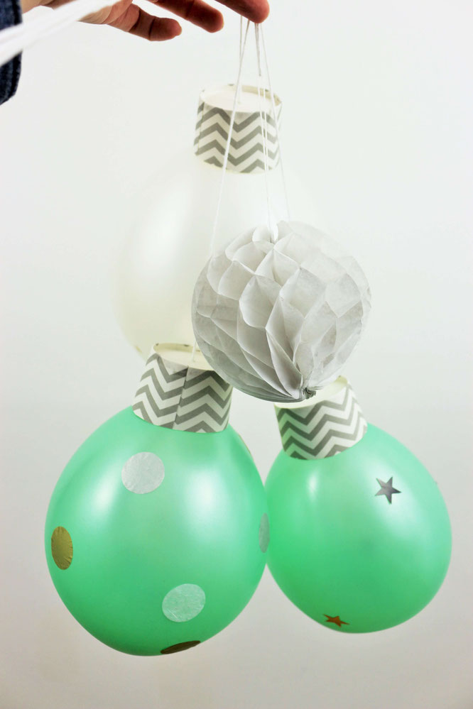 Bild: Weihnachtsdekoration aus Luftballons ganz einfach selber machen - mit Luftballons, Muffinförchen oder Pappbechern und Konfetti, schöne Deko für Weihnachten oder die Silvesterparty von Partystories.de // #diydeko #adventsdeko #silvester #adventsparty