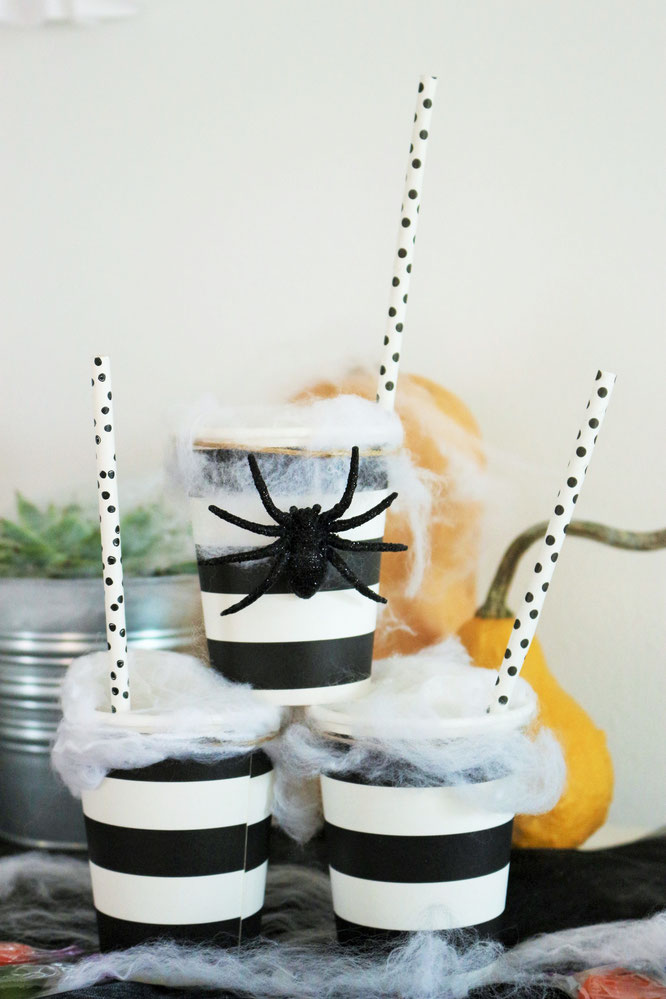 Bild: Eine schnelle last-minute Idee, um Halloween Süßigkeiten zu verpacken - als Cocktail mit Watte im Pappbecher. Noch mehr Halloween Deko Ideen zum Feiern gibt's auf www.partystories.de
