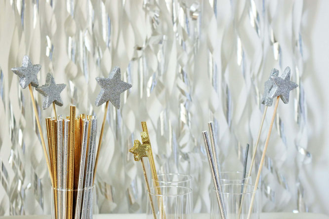Bild: DIY Party Deko mit Styropor Sternen für Weihnachten, Silvester oder eine Winter Hochzeit selber basteln - mit dieser Idee für Cocktailstäbchen, Kuchentopper und Foodtopper aus Sternen am Spieß; gefunden auf www.partystories.de