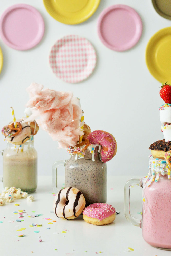 Bild: Milkshake Rezept als Funfetti-Streusel-Freakshake mit Früchten wie Erdbeeren, Banane oder Heidelbeeren ganz einfach die Party, den Geburtstag, die Einschulung und jeden Anlass zum feiern mixen! // gefunden auf dem Kreativblog Partystories.de