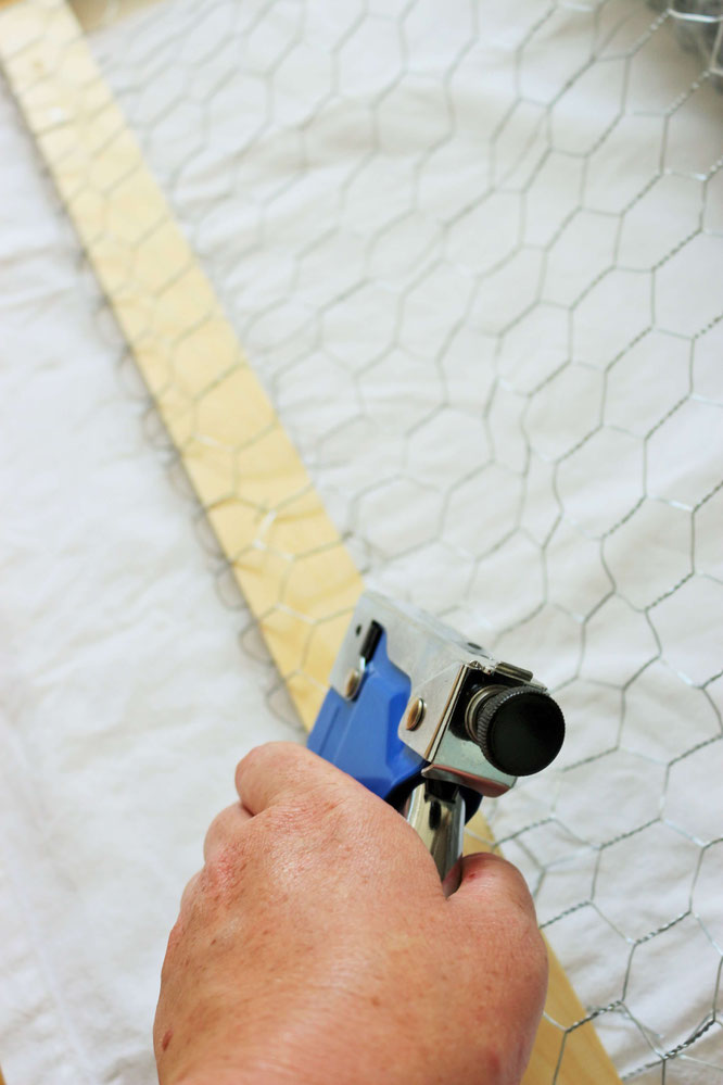 Bild: DIY Deko Backdrop für die Party oder Hochzeit – mit dieser Anleitung ganz einfach eine Upcycling Dekoration aus alten Kaffeefiltern selber basteln // gefunden auf dem Partystyling Blog Partystories.de // #diydeko #Kaffee #partydeko #hochzeitsdeko