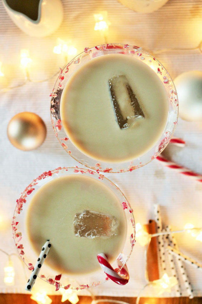 Bild: Dieses Rezept für einen leckeren und cremigen Candy Cane Cocktail mit Zuckerstangen solltest Du unbedingt im Advent und an Weihnachten mal probieren! gefunden auf www.partystories.de