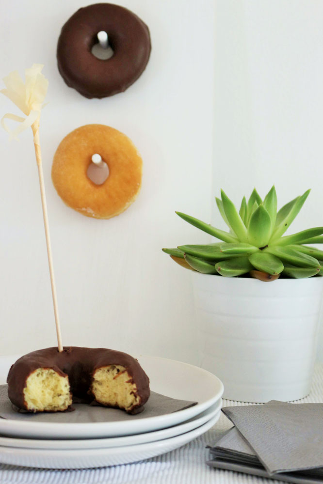 Bild: DIY Donut/Bagel Wall, mit dieser Schritt-für-Schritt Anleitung Mit dieser Schritt-für-Schritt Anleitung machst Du eine eigene Donut/Bagel Wand für die Hochzeit oder jede andere Party als Deko, von www.partystories.de!
