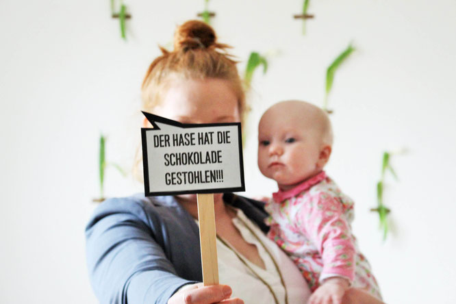 Bild: DIY Oster Schilder basteln - Mit dieser Freebie Bastelvorlage Oster Schilder und Photoprops als Deko für Ostern selber machen; gefunden auf www.partystories.de