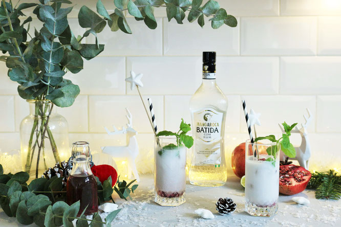 Bild: Rezept Winter Cocktail - perfekt für Advent, Weihnachten oder die Silvester party. Winter Mojito mit Batida Rum, Kokosnuss, Granatapfel und Minze // Rezept und Fotos von Partystories.de // #Wintercocktail #Mojito #Weihnachtscocktail #batida