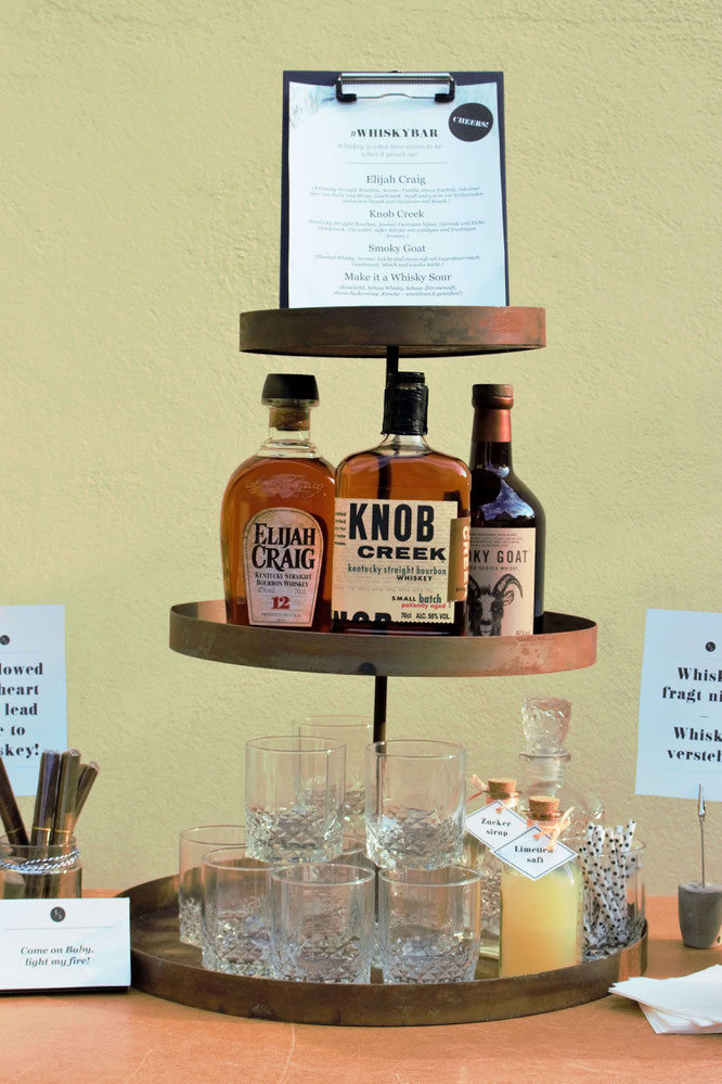 Bild: Ideen und Tipps für eine Whisky Bar oder Gentlemen Bar für die Party, den Geburtstag oder die Hochzeit - gefunden auf www.partystories.de