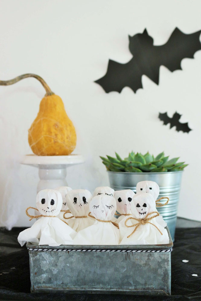 Bild: Eine schnelle last-minute Idee, um Halloween Süßigkeiten zu verpacken: Als Geister-Lutscher samt Servietten, gefunden auf www.partystories.de