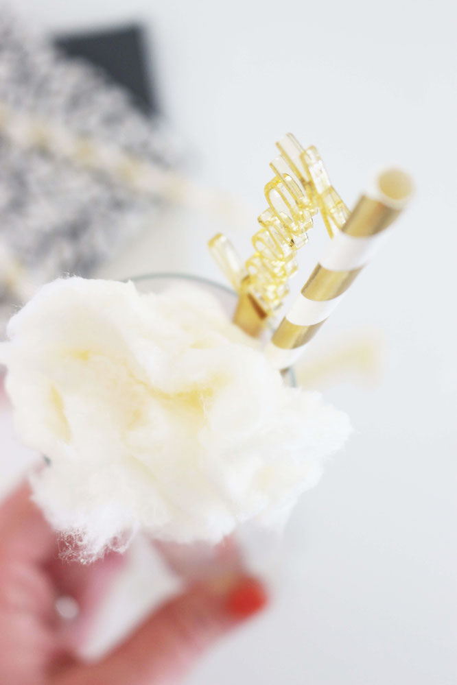 Bild: Cotton Candy Cocktail, Sekt, Prosecco und Crémant mal anders? Probiere diesen Aperitif mit Zuckerwatte, perfekt für die Briadal Shower, den JGA, die Hochzeit, für Silvester und Parties mit den Mädels, gefunden auf www.partystories.de