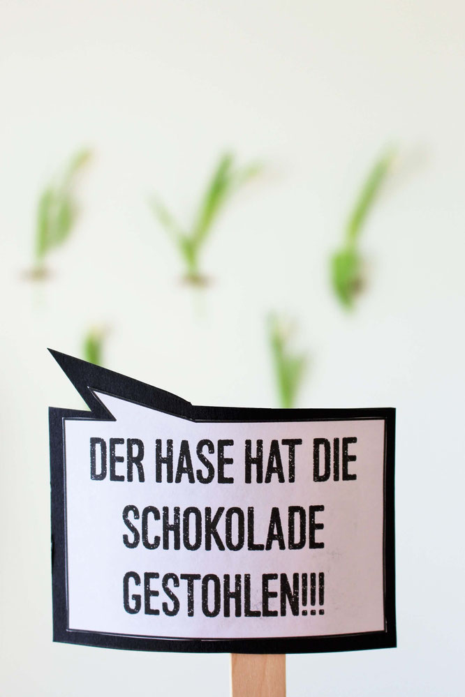 Bild: DIY Oster Schilder basteln - Mit dieser Freebie Bastelvorlage Oster Schilder und Photoprops als Deko für Ostern selber machen; gefunden auf www.partystories.de